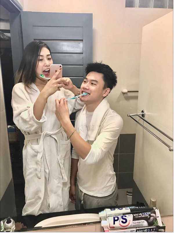 Cùng với khoe tậu quà khủng kỷ niệm ngày cưới, Trang Lou cũng cảm ơn chồng vì đã đồng hành cùng cô trong thời gian dài, cùng đi trên cùng con đường để xây dựng hạnh phúc rồi kết quả là có một tổ ấm 3 người như ngày hôm nay.