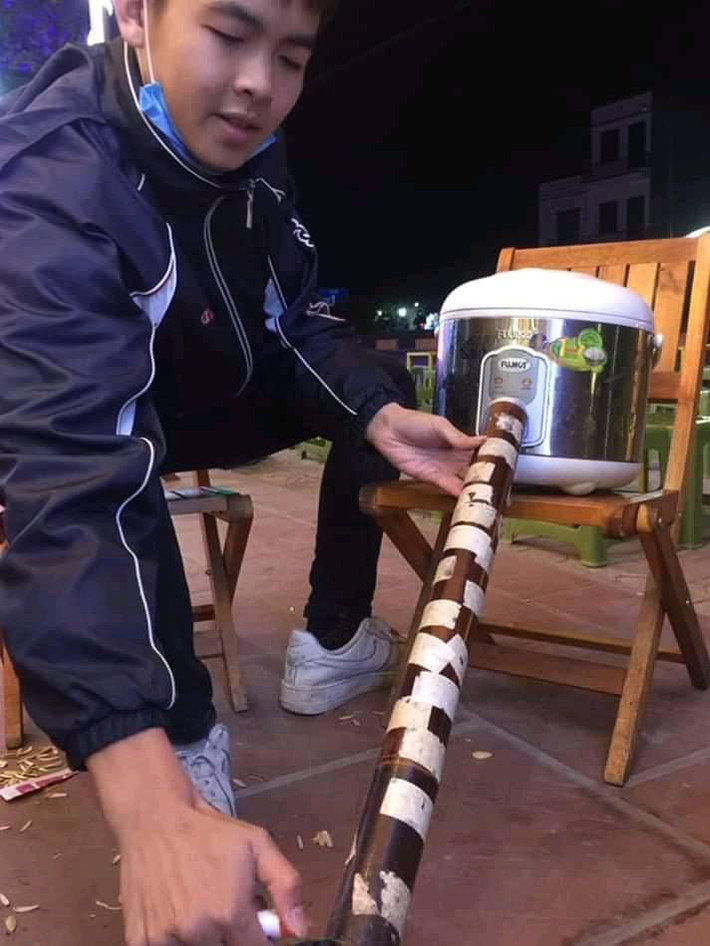 Nồi cơm điện thậm chí còn được phục vụ hút thuốc lào. Đúng là một trend giới trẻ kỳ cục mà chỉ Việt Nam mới nghĩ ra.