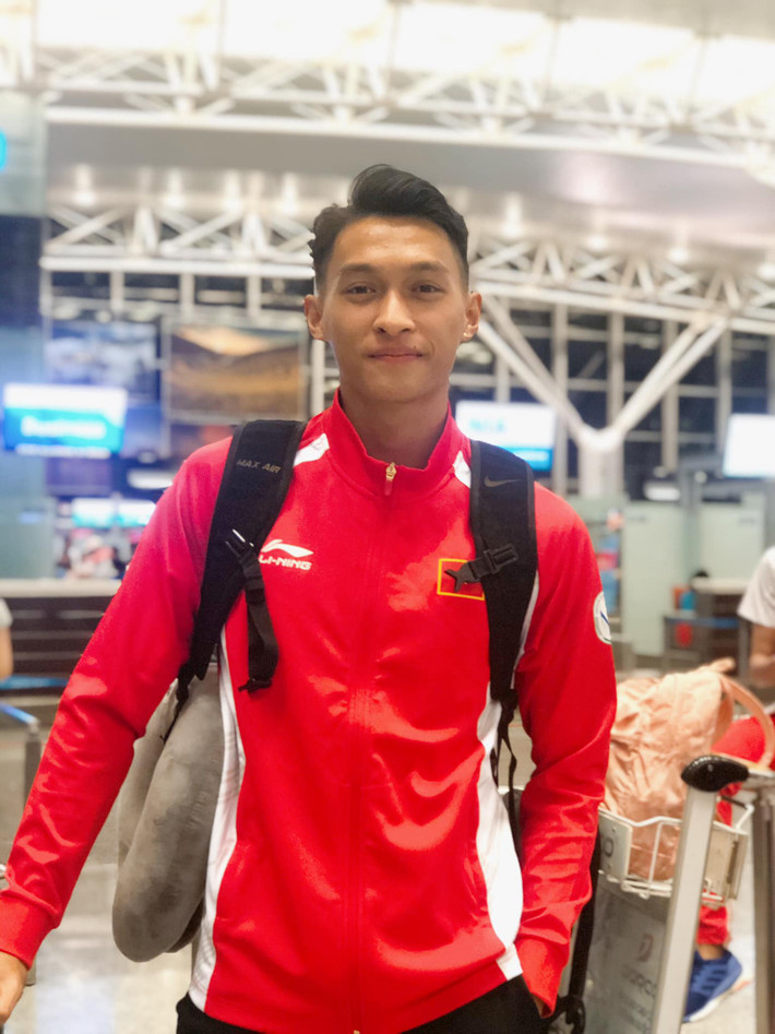 Nhật Hoàng và VĐV điền kinh vô cùng điển trai và vui tính. Anh chàng thường xuyên đăng tải những hình ảnh hài hước của bản thân lên mạng xã hội mà không hề sợ bị mất hình tượng.