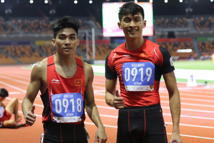 Cụ thể, khi được ban tổ chức SEA Games giới thiệu đến tên, Nhật Hoàng đã múa quạt để chào sân và khán giả rồi vòng tay tạo thành hình trái tim vô cùng nhắng nhít và dễ thương.
