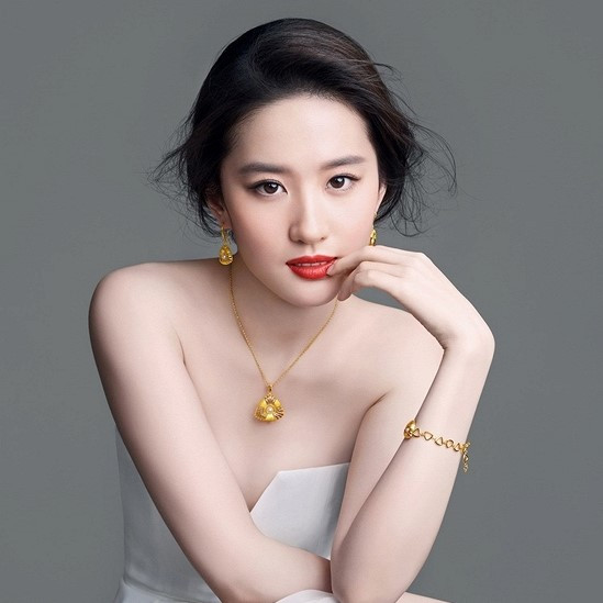 Lưu Diệc Phi (SN 1987) là nữ diễn viên đình đám của Trung Quốc. Tên tuổi của cô được biết đến rộng rãi qua nhiều bộ phim như: Tiên kiếm kỳ hiệp, Thần điêu đại hiệp, Gia tộc Kim phấn, Tam sinh tam thế: Thập lý đào hoa,....