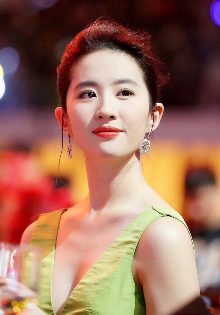 Dù đã 32 tuổi nhưng nữ diễn viên Lưu Diệc Phi vẫn trẻ trung, xinh đẹp không kém bất kỳ mỹ nữ Trung Quốc mới nổi nào. Nhan sắc của cô được người hâm mộ xứ Trung đánh giá là "bức tường thành" khó ai có thể vượt qua.