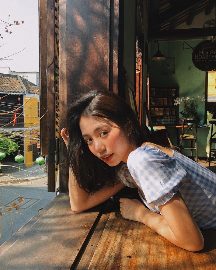Từ diện mạo, style ăn mặc cho đến phong cách khi chụp ảnh của cô nàng hot girl sinh năm 1996 đều toát lên sự trong sáng, ngọt ngào đến “đốn gục” người nhìn.
