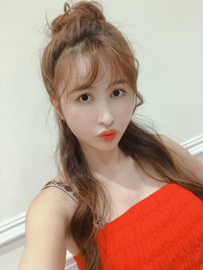 "Có chắc là cùng 1 người không đấy, nhìn ảnh tưởng 2 mẹ con chứ", "Vợ đại gia mà như trẻ trâu", "Có cả tấn vàng cũng không mua được nét sang chảnh quý phái đâu"... là những bình luận của CĐM dành cho Mina Phạm.