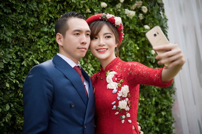 Giữa năm 2017, Tú Linh bất ngờ lên tuyên bố sẽ lên xe hoa với bạn trai đang công tác trong ngành xây dựng. Thời điểm đó, đám cưới của nàng hot girl thu hút được sự quan tâm rất lớn từ phía truyền thông.