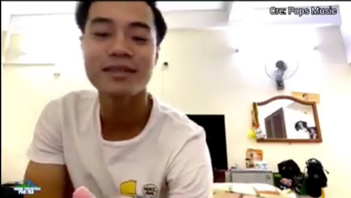 Trong một buổi livestream với fan mới đây, Văn Toàn đã thể hiện tài năng ca hát khi thể hiện ca khúc "Bad boy" của nhóm nhạc đình đám Big Bang. Chính biểu cảm bẽn lẽn của nam cầu thủ đã "đốn gục" trái tim của người hâm mộ.