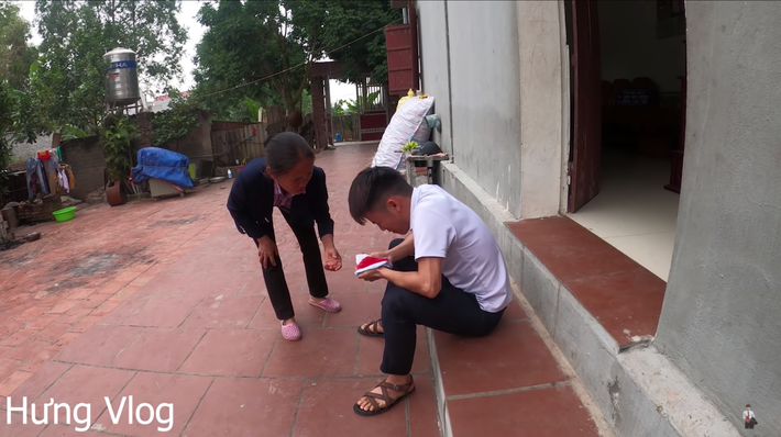 "Bí ý tưởng, định câu view bất chấp hay sao mà đăng đi đăng lại cái clip nhiều lần thế?", "Nội dung nhàm chán, chẳng có gì đặc sắc, bà Tân bị lừa nhiều thế rồi mà vẫn tin thì chỉ có thể là diễn thôi" - Dân mạng bình luận.