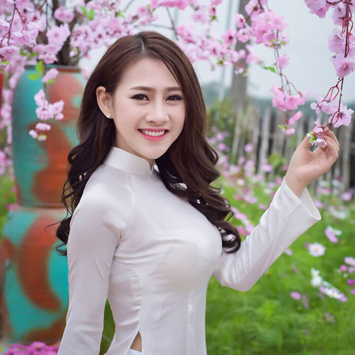 Yến Xôi tên thật Đinh Hải Yến, sinh năm 1993 có lẽ là cái tên quá quen thuộc đối với cộng đồng mạng. Cô nàng được khán giả biết đến khi là thành viên của nhóm hài đình đám Kem Xôi.