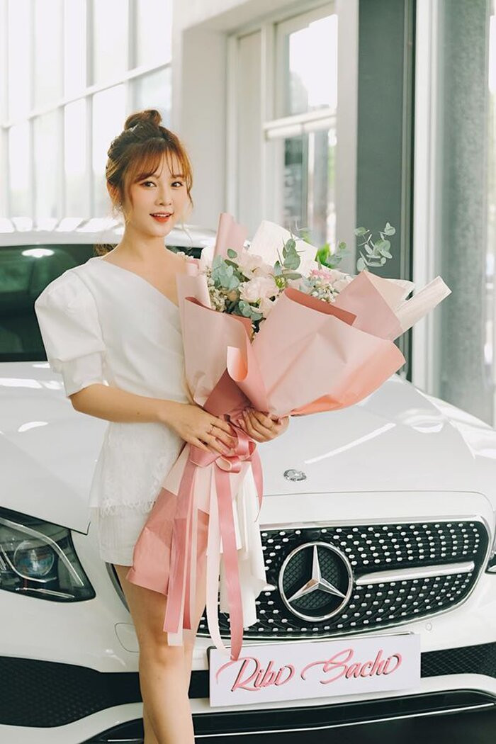 Ribi Sachi hiện tại sở hữu khối tài sản “không phải dạng vừa” khi chính thức tậu “xế hộp” Mercedes E250 có giá hơn 2 tỷ đồng.