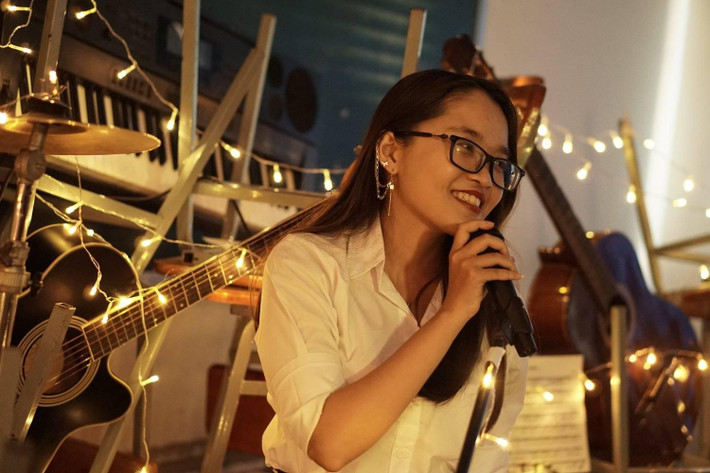 Bây giờ Quỳnh Chi đã trở thành hot girl 20 tuổi đang là sinh viên năm 2 ngành ngoại ngữ trường Đại học Ngoại ngữ và Tin học TP. Hồ Chí Minh.