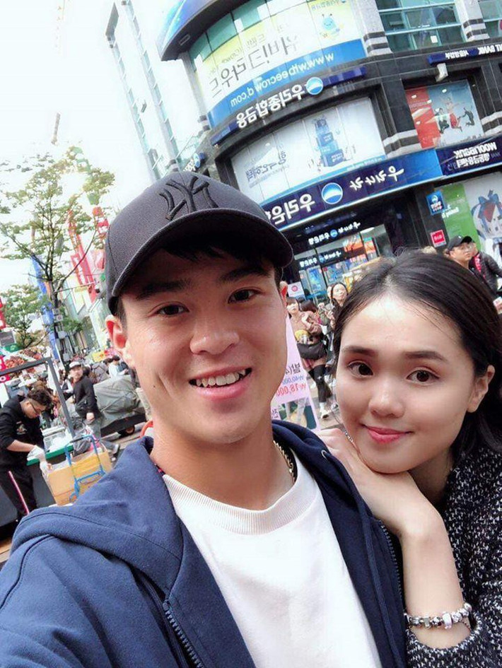 Duy Mạnh và Quỳnh Anh từ lâu đã được biết đến là cặp đôi chịu chi cho những món đồ hiệu xa xỉ, đắt đỏ. Thậm chí, trong clip đập hộp ra mắt kênh Youtube của mình, Quỳnh Anh còn khiến người hâm mộ choáng khi sở hữu những chiếc túi trị giá vài trăm triệu đồng.