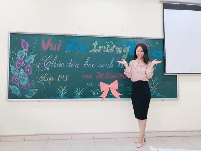 Kỉ niệm đáng nhớ nhất của cô giáo xinh đẹp trong quãng thời gian đi dạy đó là chia chia tay các em học sinh lớp 1 lên lớp 2. Chưa kịp nói lời chào tạm biệt thì mắt các em đã đỏ hoe khiến cô giáo xúc động bật khóc theo.