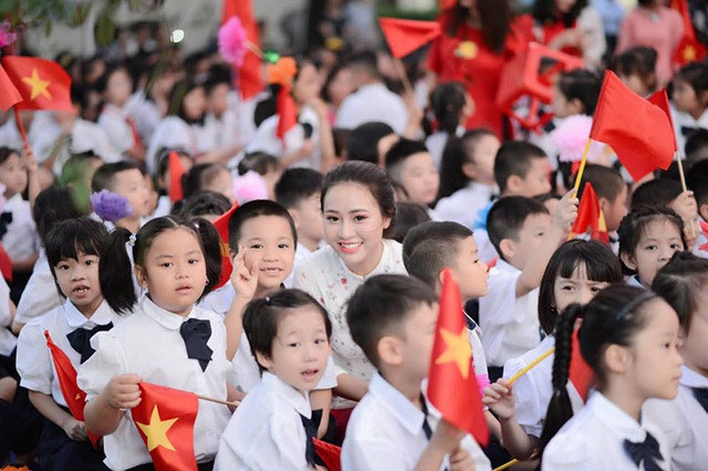 Sở hữu vẻ ngoài xinh đẹp không kém bất kỳ hot girl nào, cô giáo Tiểu học Đỗ Thu Hà (23 tuổi) hiện đang giảng dạy tại trường Tiểu học Đại Từ. Hà Nội nhận được thiện cảm của cộng đồng mạng.