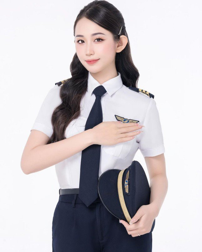 Dù từng sợ độ cao, nhưng Hồ Trang Nhung (sinh năm 1999, ở Hà Nội) lại lựa chọn theo ngành hàng không. Cô nàng trở thành cơ phó năm 23 tuổi.