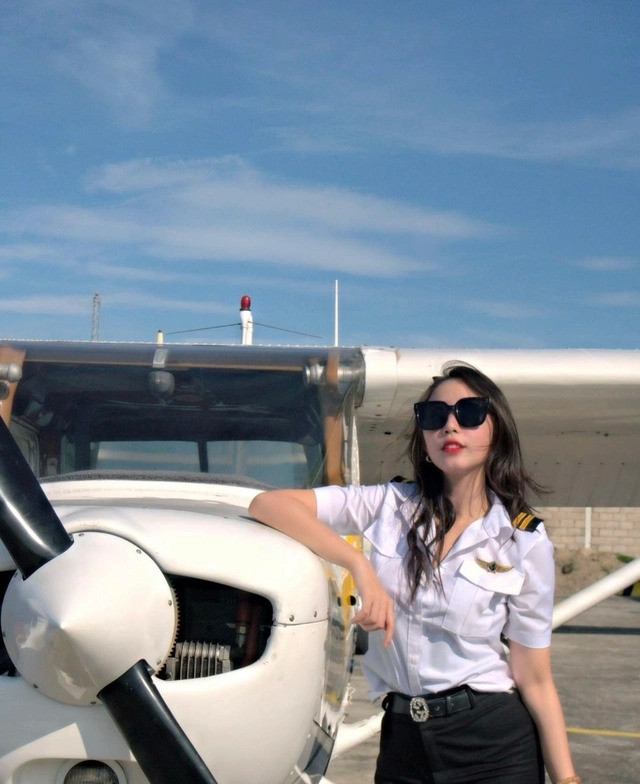 Năm 19 tuổi, Trang Nhung trở thành tiếp viên hàng không của hãng Vietjet Air. Sau 3 năm gắn bó với nghề tiếp viên hàng không, một lần khi được vào buồng lái xem phi công cất cánh và hạ cánh, Trang Nhung cảm thấy phấn khích, cô nàng đã lựa chọn theo học ngành phi công.