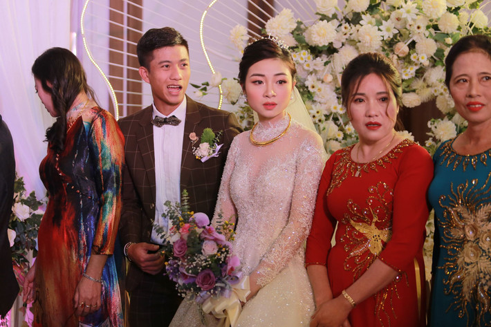 Trong đám cưới, nhan sắc Nhật Linh cũng trở thành chủ đề gây tranh cãi khi khác xa những tấm hình được cô đăng tải trên mạng. Theo đó cô nàng có hàm vuông, khuôn mặt thô chứ không hề V-line, thon thả.