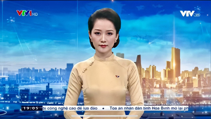 Nữ BTV thời sự gây ấn tượng bởi giọng nói chuẩn, dễ nghe, ngữ điệu truyền cảm. Hơn hết, cô sở hữu vẻ đẹp thu hút với nụ cười, răng khểnh vô cùng duyên dáng.