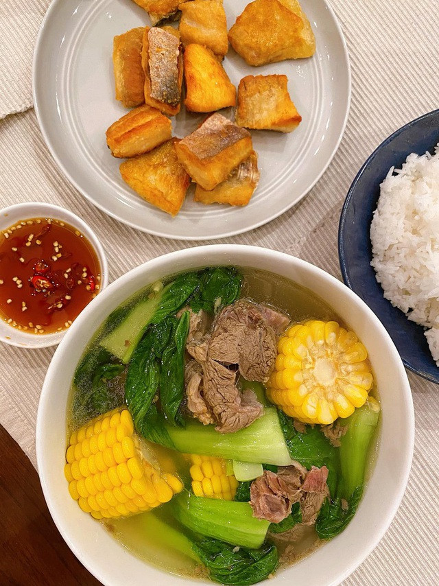 Thường xuyên vào bếp chia sẻ thực đơn hàng ngày cũng như các món ăn tốt cho sức khoẻ, Tăng Thanh Hà mới đây cũng khoe những món ngon nấu cho chồng trong thời gian nghỉ cách ly.