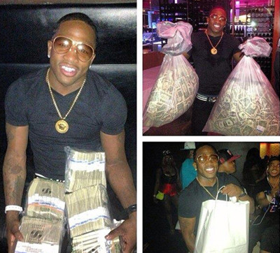 Adrien Broner, cựu võ sĩ quyền anh không ngại ngần cầm cả túi tiền hay từng cọc tiền chụp ảnh.