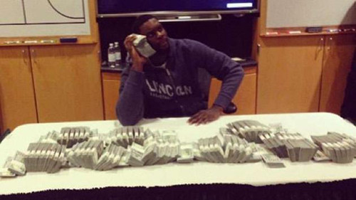 Tại NBA, Lance Stephenson của đội Indiana Pacers cũng khoái khoe tiền như Bosh. Stephenson từng tạo dáng ngồi để chụp ảnh "nghe điện thoại", trong đó “điện thoại” là một cục tiền dày cộp, còn các “phím điện thoại” cũng là một núi tiền.