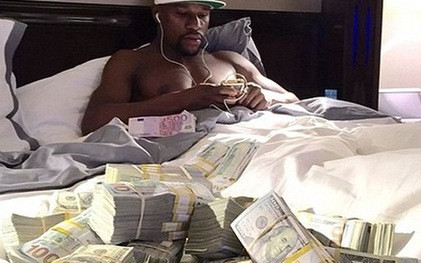 Floyd Mayweather (võ sĩ đấm bốc): Võ sĩ này chỉ cần 72 phút để kiếm 105 triệu USD. Với số tiền kiếm được, Mayweather mua biệt thự, du thuyền, máy bay riêng. Cách đây vài tháng, " thánh khoe của" Mayweather khoe ảnh nằm trên giường nghe nhạc, bên cạnh là hàng chục cọc tiền giá trị hàng triệu USD.