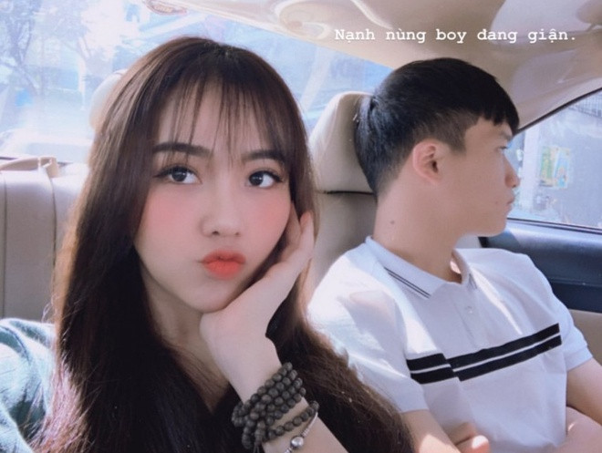 Hoàng Đức và Gia Hân rất kín tiếng trong chuyện tình cảm, ít khi đăng ảnh chung lên mạng xã hội. Thỉnh thoảng cả hai chỉ úp mở bằng cách đăng ảnh với góc chụp nghiêng hay từ phía sau lưng của đối phương.