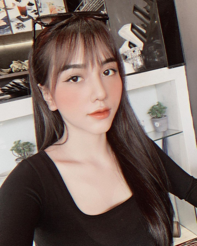 Gia Hân (SN 1997, quê Đồng Nai) hiện đang là chủ spa. Cô nàng nhận được nhiều lời khen ngợi bởi nhan sắc thu hút, thân hình quyến rũ. Trên trang cá nhân, hot girl sở hữu hơn 20.000 lượt theo dõi.