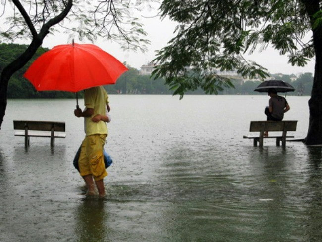 Hồ Gươm nước "tràn bờ đê", nước hồ "chan" nước lũ, không còn có thể phân biệt được bờ và hồ.