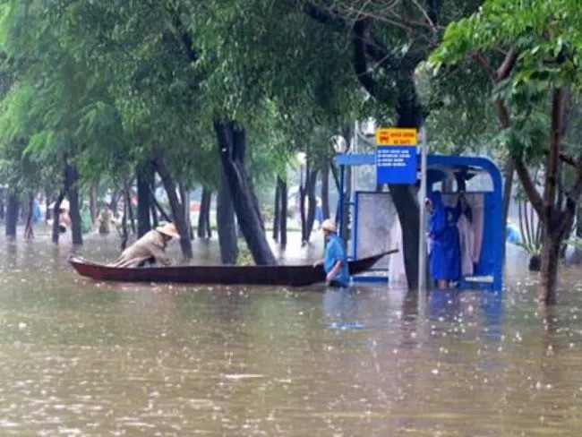 Ngày đó, không còn là lời trêu đùa nữa mà phương tiện di chuyển đã những chiếc xuồng bộc phát như thế này. Bến xe buýt thành bến xuồng. Trận lũ kéo dài cả tuần khiến giao thông của thành phố tê liệt.