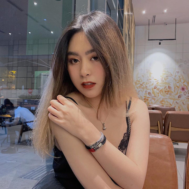 Thanh Ngân có vẻ bề ngoài rất khoẻ khoắn, năng động và cá tính. Thỉnh thoảng, cô nàng lại khoe dáng trong những bộ trang phục gợi cảm và quyến rũ.