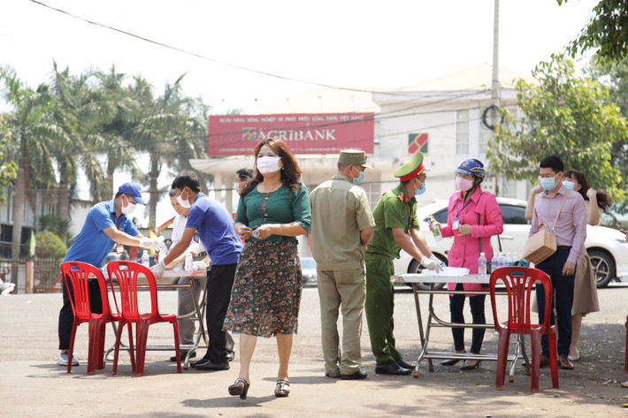 Sau khi kiểm soát được lượng khách mời đến đám cưới, lực lượng công an và nhân viên y tế mới dọn "chốt", trả lại ngày vui trọn vẹn cho cô dâu chú rể. "Đáng yêu quá, các anh công an, y tế quá nhiệt tình với mọi người", "Thế này thì quên làm sao được đám cưới thời Covid-19" - Dân mạng hào hứng bình luận.