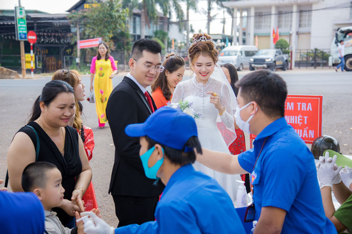 Đám cưới mùa dịch Covid-19 tất nhiên chẳng thể đông đúc, vui vẻ như bình thường nhưng lại trở thành một kỷ niệm vô cùng đáng nhớ với cả cô dâu, chú rể và khách mời hai bên gia đình.