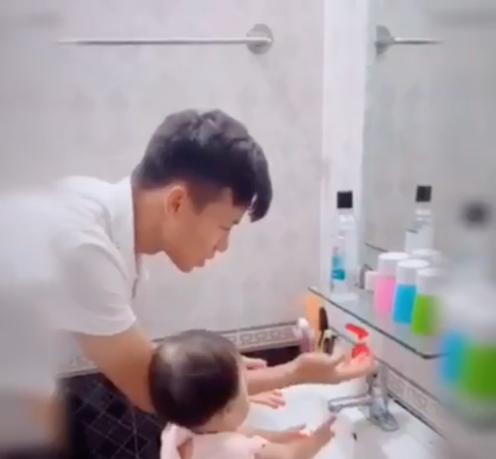 Quế Ngọc Hải ghi lại hình ảnh cùng con gái Sunny rửa tay, bảo vệ sức khỏe ngày dịch.