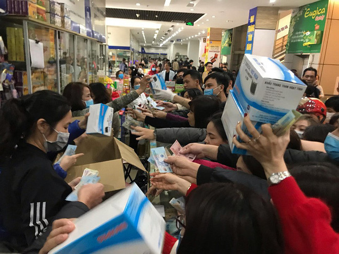 Corona hiện đã trở thành đại dịch toàn cầu, Việt Nam hiện cũng đã có 3 công dân được phát hiện dương tính với virus corona. Lo sợ về tình hình sức khoẻ, người dân đổ xô đi mua khẩu trang dù phải chịu giá cắt cổ và tình trạng khan hiếm hàng.