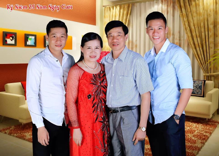 Mẹ là người mà Quế Ngọc Hải yêu quý nhất. Trước mỗi trận đấu, tân đội trưởng U23 Việt Nam đều đặt ra mục tiêu cố gắng ghi được bàn thắng vì mỗi pha lập công, anh sẽ được thưởng tiền. Anh muốn tích cóp mua tặng mẹ một chiếc máy khâu để mẹ anh không còn phải đi làm thuê nữa.