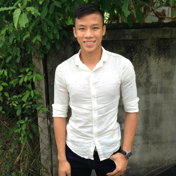 Ở Nghệ An, ngoài Hoàng Thịnh là hot boy số 1 thì người ta còn truyền nhau câu nói: “Bồ Nguyên Mạnh, người yêu Quế Ngọc Hải”. Câu này ám chỉ sự đẹp trai của Ngọc Hải. Với khuôn mặt thanh tú và một body chuẩn, tân đội trưởng U23 Việt Nam đã làm xiêu lòng không ít các cô nàng không chỉ ở xứ Nghệ và trên cả nước.