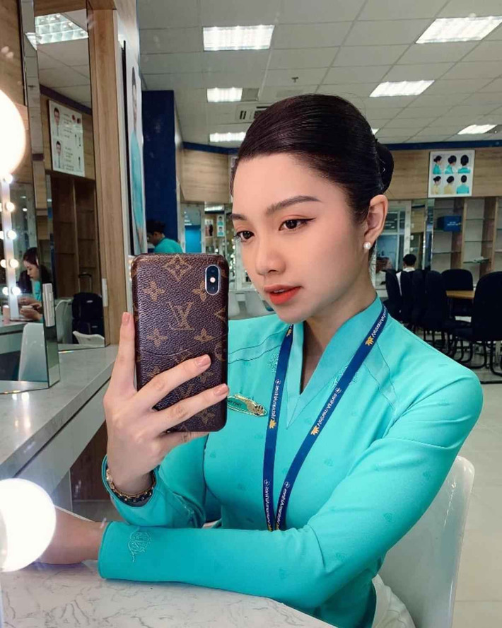 Trước đó, Thuỳ Trinh chia sẻ, cô nàng xuất thân là một sinh viên Nhạc Viện TP.HCM. Sau đó, người đẹp đã bén duyên đến với ngành hàng không Việt Nam.