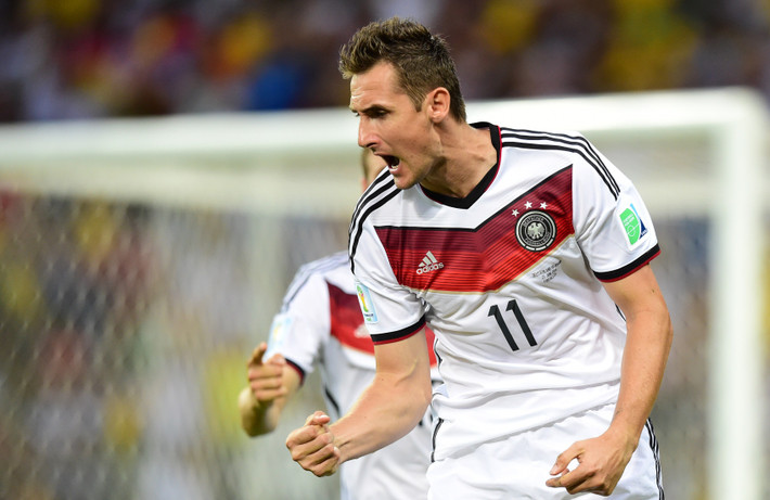 , Klose là chân sút vĩ đại nhất lịch sử World Cup với 16 bàn thắng. Lối đá của ĐT Đức hiện tại đã không còn phù hợp với Klose. Anh đã chậm chạp do tuổi tác trong khi ĐT Đức đang dùng một lối bóng đá nhanh.