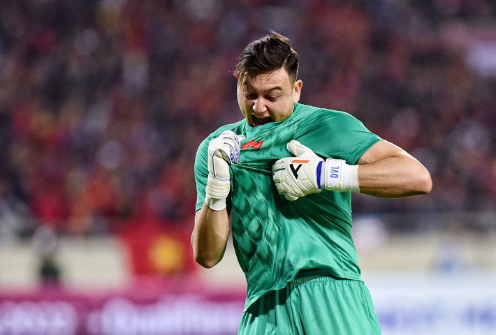 Ông Ahmed Alkaf quyết định cho Thái Lan một quả penalty sau pha phạm lỗi của Tiến Linh, may mắn thủ thành Đặng Văn Lâm đã bay người đỡ bóng chính xác, cứu một bàn thua trông thấy cho tuyển Việt Nam.