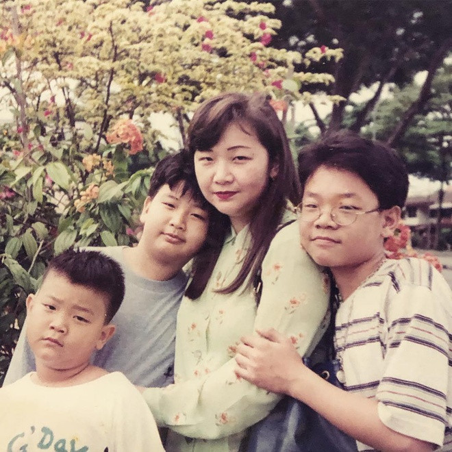 Vasuwat (ngoài cùng bên trái) cũng được đánh giá là dậy thì thành công khi trông anh khác hẳn hồi nhỏ.