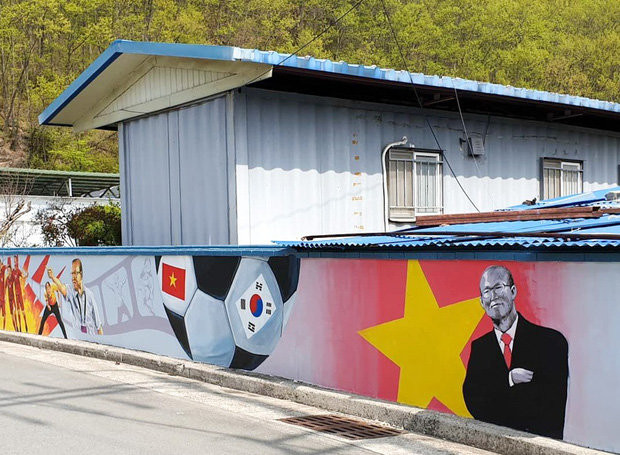 Quận Sancheong, phía tây tỉnh Gyeongsang Nam, Hàn Quốc là quê hương của HLV Park Hang-seo. Trong suốt hai năm qua, những đóng góp của ông đối với bóng đá Việt Nam là vô cùng to lớn, trở thành niềm tự hào của cả người dân Việt và Hàn.