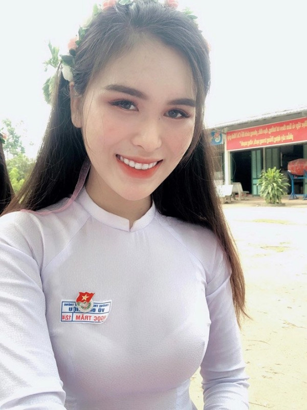"Mình học khá tốt nên cha mẹ cũng không lo lắng việc mình ngừng lại một năm. Trong khoảng thời gian đó, mình ăn nhiều, đúng bữa hơn, tập gym, xem clip make up trên mạng và tìm cách làm trắng an toàn. Sau khi trở lại, nhiều người không nhận ra mình" - Hot girl Trà Vinh chia sẻ.