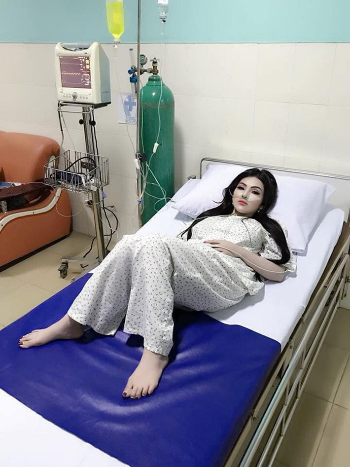 Điểm nhấn trong bức ảnh là cô gái, dù đang nằm bệnh viện phải sử dụng ống thở, tay truyền nước nhưng gương mặt của cô nàng lại chẳng có chút mệt mỏi, yếu ớt nào khi được "kẻ vẽ" kĩ lưỡng. Ảnh: Nguyễn Phúc Khải Du.