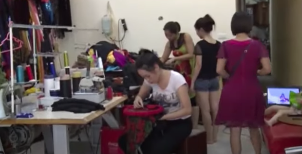 Sinh ra trong một gia đình không mấy khá giả lại có ngoại hình kém xinh, Thanh Quỳnh phải bươn trải đủ nghề như thợ may, bưng bê tại quán ăn,...