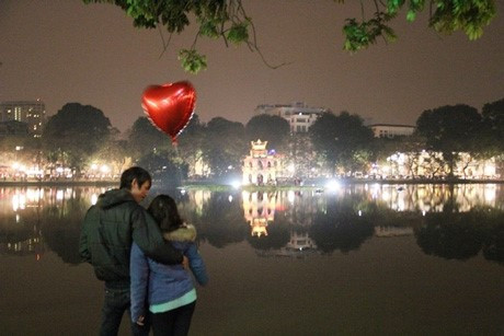 Do ngày lễ tình yêu Valentine 2015 rơi vào ngày 26 Tết âm lịch nên Hồ Gươm sẽ được trang hoàng lộng lẫy, đèn hoa lung linh, và đây sẽ là một điểm hẹn tuyệt vời. Bạn nắm tay người ấy đi trong cái se se lạnh và cảm nhận hơi ấm từ tình yêu trao cho nhau.