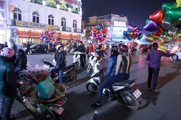 Hai bạn có thể cùng nhau đi dạo quanh hồ, tận hưởng sự thú vị của cây kem giữa ngày lạnh, đặt bàn tại một quán cafe quanh Hồ Gươm như The Balcony, Avalon hay đơn giản hơn là cafe Đinh.