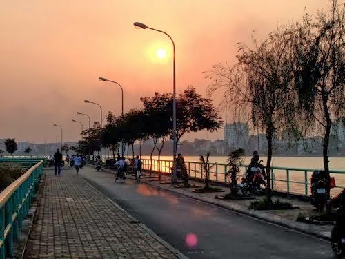Nếu không thích sự nhộn nhịp, đôi bạn có thể đi tiếp về khu vực đường Hàn Quốc và đường Nhật Bản, con đường ven theo Hồ Tây chạy qua khu biệt thự Tây Hồ dẫn đến công viên nước vào buổi tối. Nhìn qua bên kia hồ, những ánh đèn đường lập lòe sẽ tạo nên khung cảnh thật sự lãng mạn.