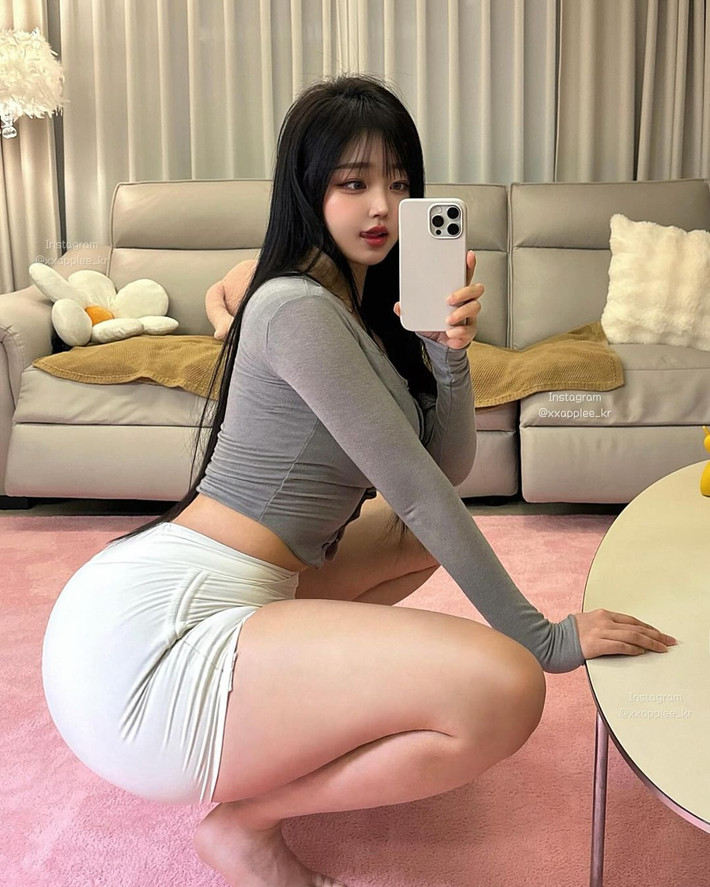 Cô nàng thường xuyên cập nhật những hình ảnh khoe thân hình bốc lửa với vòng 1 và vòng 3 cực khủng