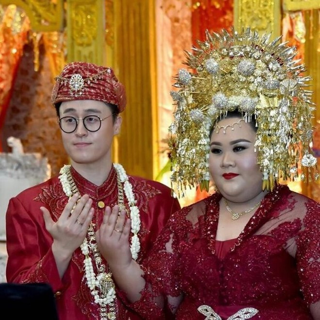 Chuyện tình yêu của cặp đôi “đũa lệch” Vera Nanda Putri và Jun là câu chuyện được cộng đồng mạng đặc biệt quan tâm vào năm 2017 sau khi hình ảnh về đám cưới của cặp vợ chồng được Vera đăng tải trên Instagram thu hút hàng chục nghìn lượt thích và hàng nghìn lượt bình luận, chia sẻ.