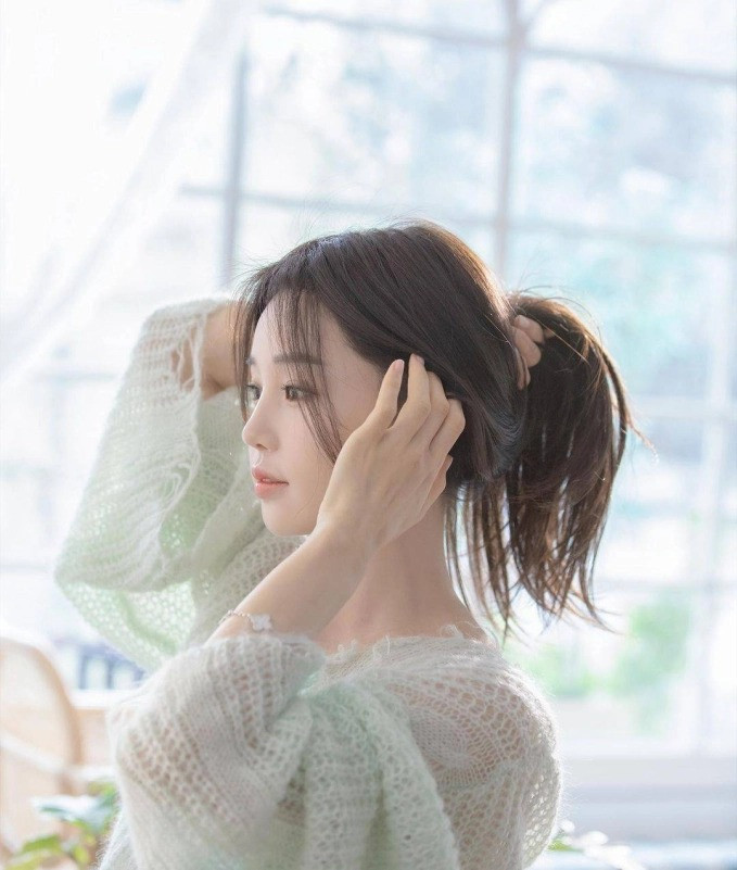 Trong sự nghiệp của mình, Nam Gyu Ri từng được khán giả ưu ái gọi với cái tên "búp bê" bởi nhan sắc xinh đẹp, gương mặt đáng yêu và đôi mắt to tròn. Cô tốt nghiệp trường Đại học Kyunghee chuyên ngành Sân khấu Điện ảnh, nhưng ban đầu lại được biết đến với tư cách một idol.
